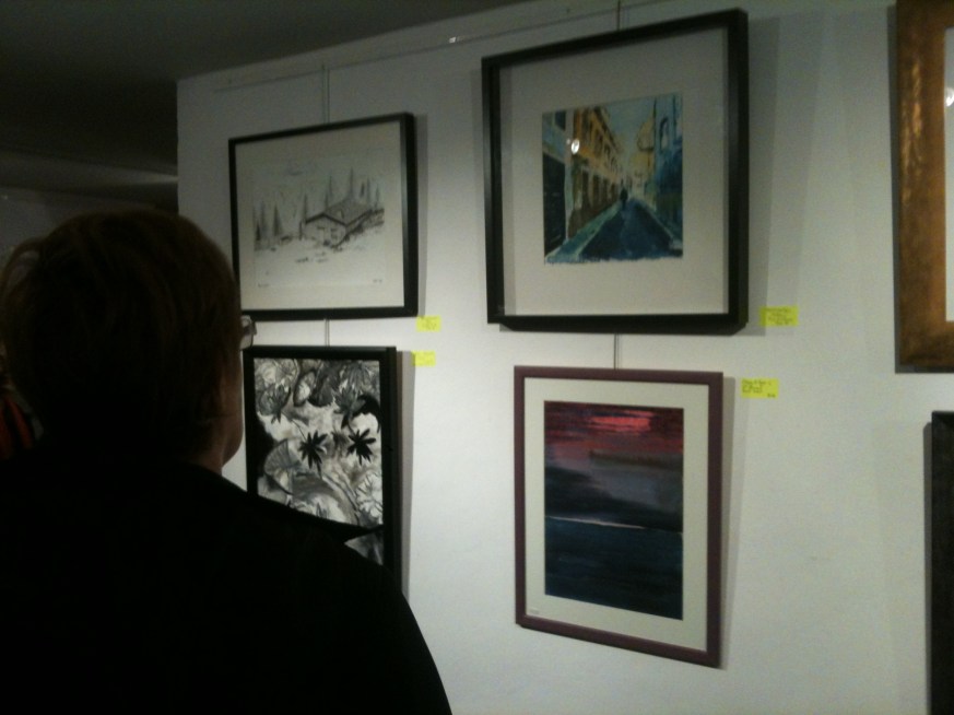 Madeleine en admiration devant l'oeuvre de Marc ( en h à g ) et la sienne ( en h à côté de Marc )