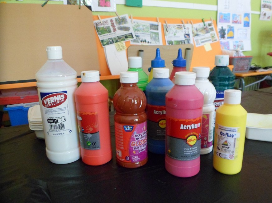 Vernis, brillants et peintures acryliques