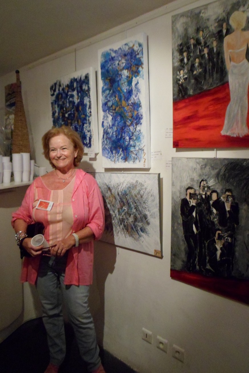 Jocelyne CAPUTO ( Joce ) devant ses tableaux